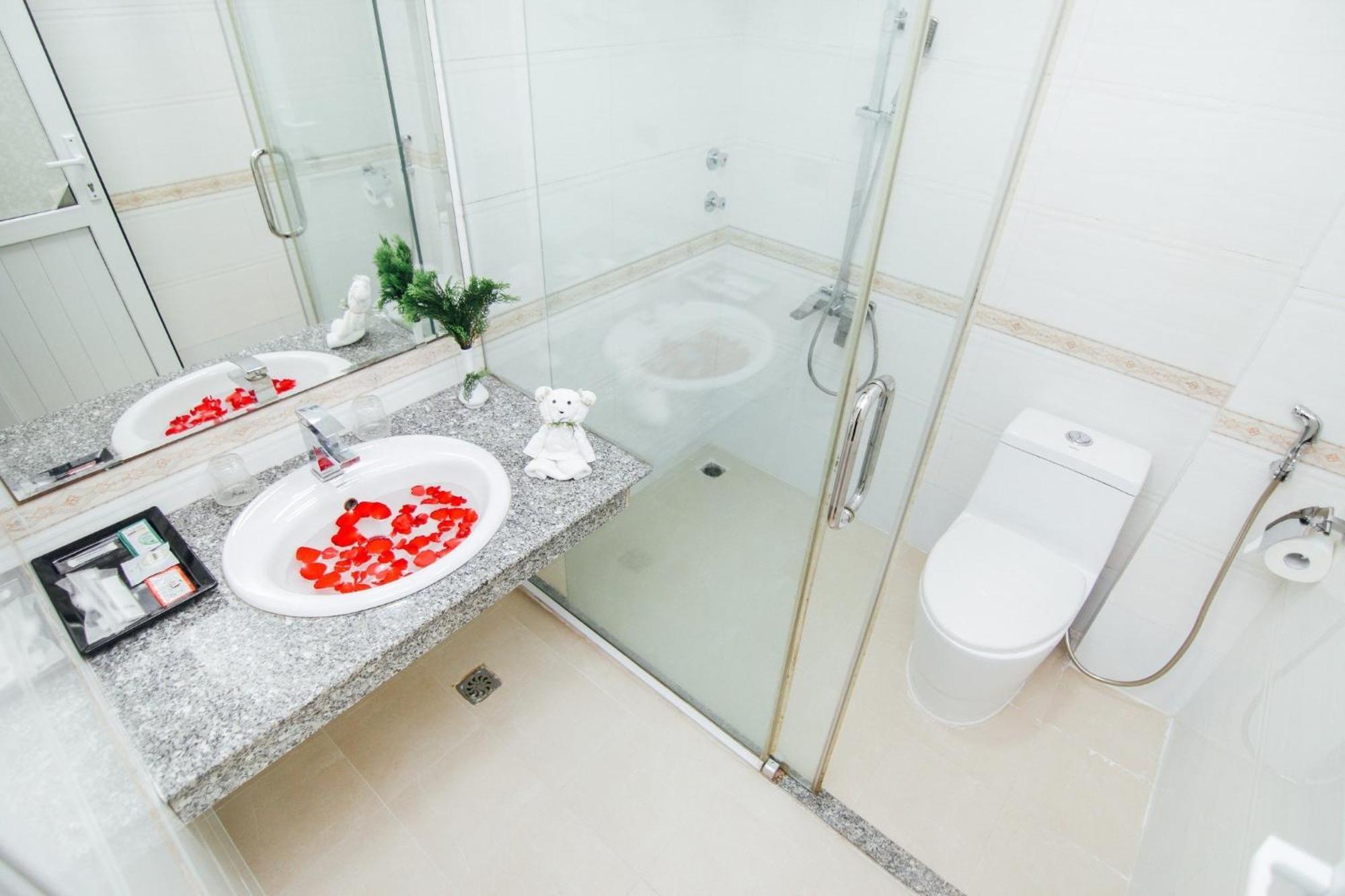 Paradis Hotel Ha Long Bagian luar foto