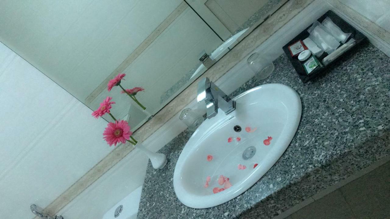 Paradis Hotel Ha Long Bagian luar foto